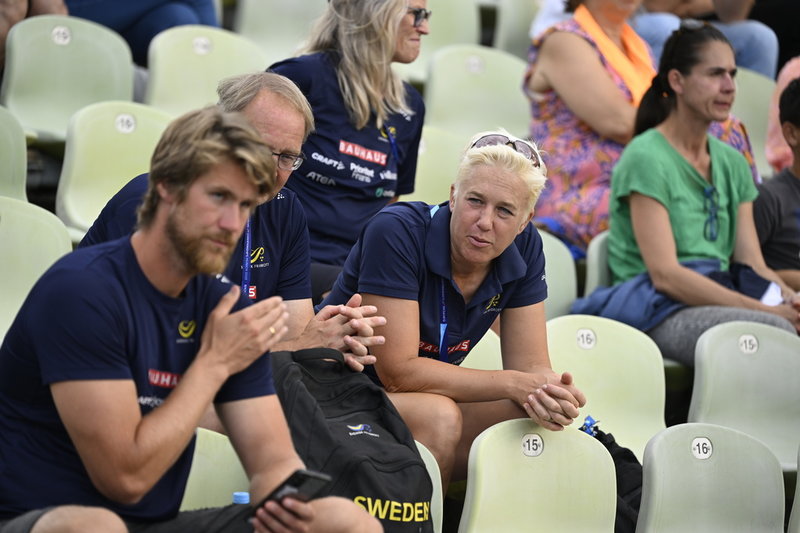 Sveriges förbundskapten Kajsa Bergqvist ser på från läktaren.
