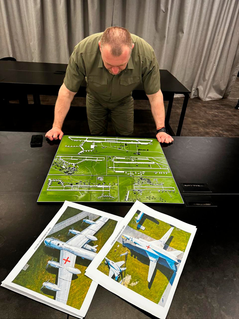 Ukrainas säkerhetstjänst har släppt en bild där SBU-chefen Vasyl Maljuk studerar kartor över ryska flygfält där strategiska bombplan finns.