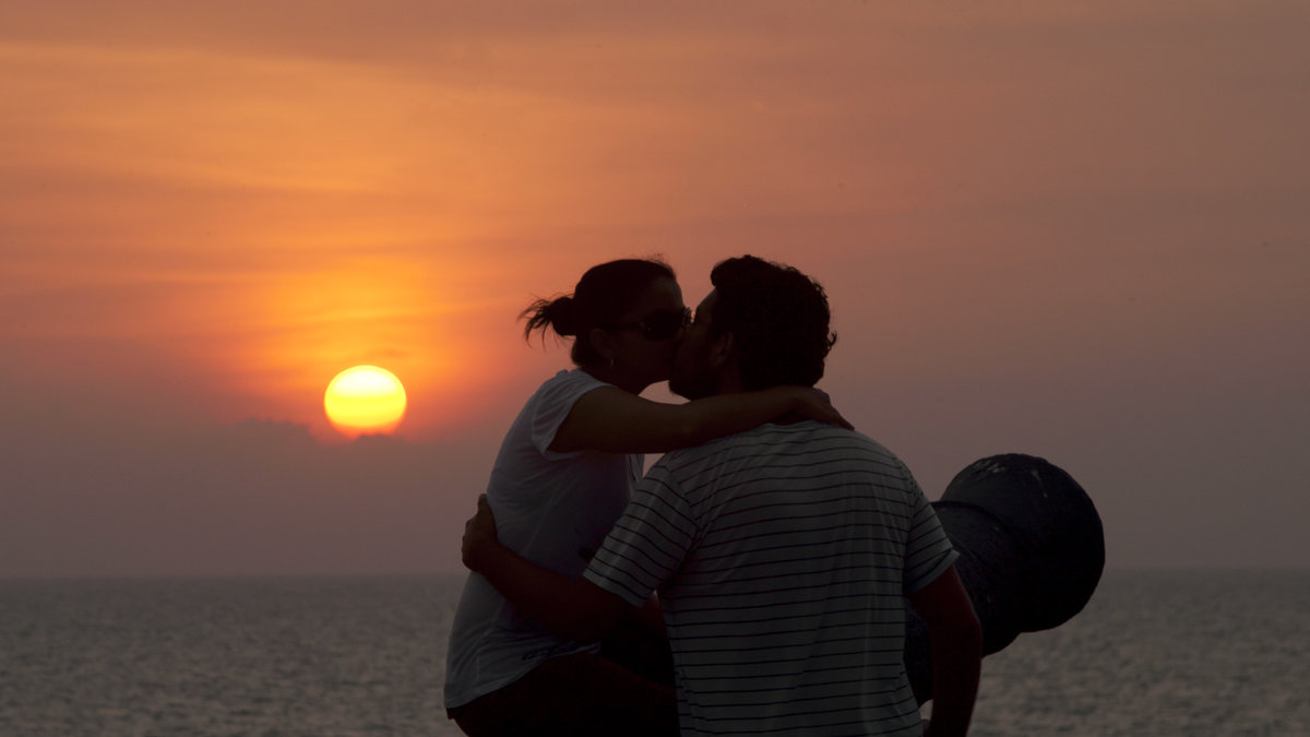 En kyss ställde till det för ett ungt par i Tunisien - men de fick folket med sig.