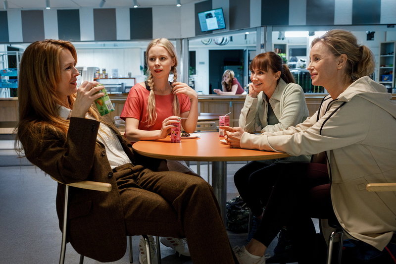 Martina (Elin Klinga), Ellen (Julia Dufvenius), Nadia (Anja Lundkvist) och Anette (Sofia Helin) skvallrar i badmintonhallen med ett tetra-pack juice i handen. Pressbild.