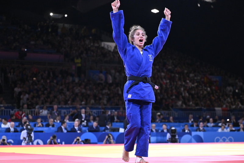  Tara Babulfath jublar efter att ha bärgat OS-brons i Paris 2024.