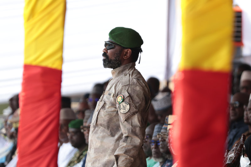 Malis juntaledare Assimi Goïta vid begravningen av försvarsminister Sadio Camara som dödades i attackerna i slutet av april. Goïta har sedan själv tagit över rollen som försvarsminister. 
