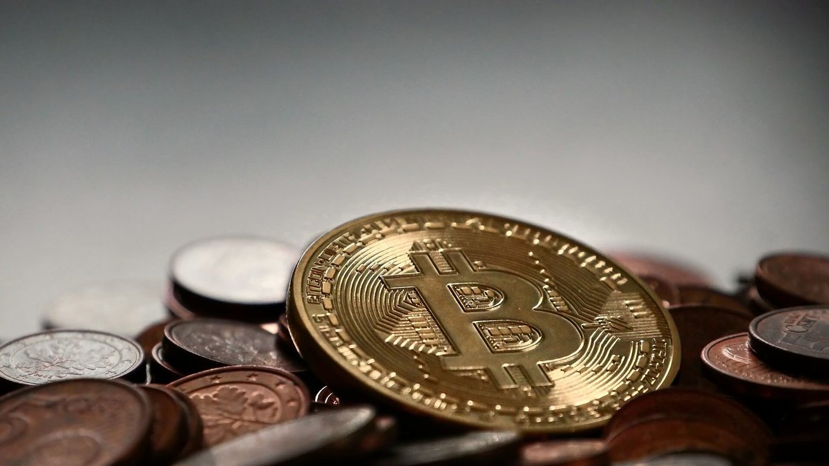 En bild på en hög med bitcoin-mynt.