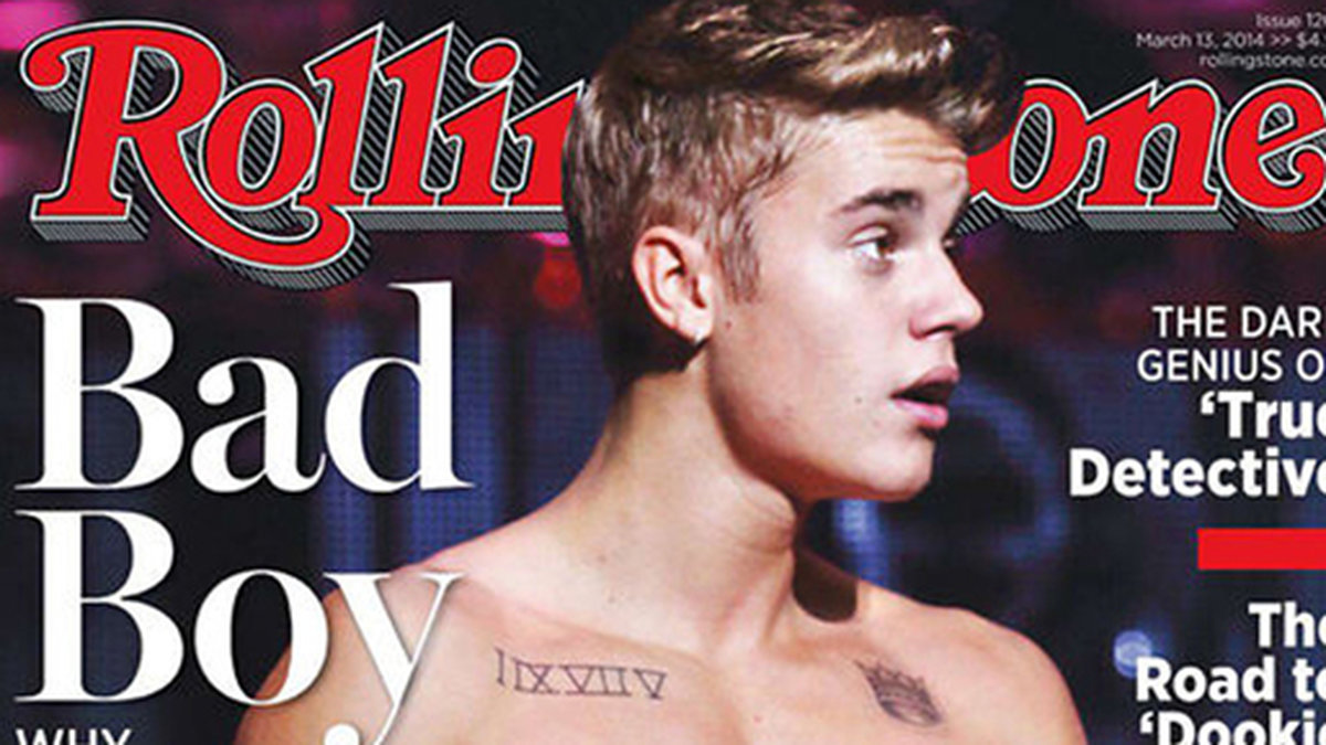 Justin Bieber visar bringan på omslaget till Rolling Stone. 