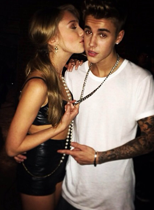 Justin Bieber får en puss av en blond modell. Men alla Bieberlovers kan andas ut – det är bara till en videoinspelning... Justin Bieber får en puss av en blond modell. Men alla Bieberlovers kan andas ut – det är bara till en videoinspelning...
