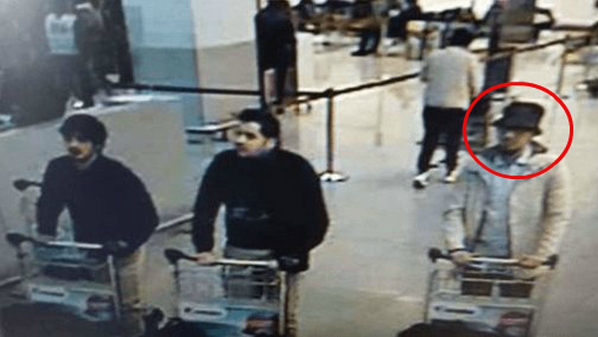 Här syns Najim Laachraoui tillsammans med de två bröderna på flygplatsen.