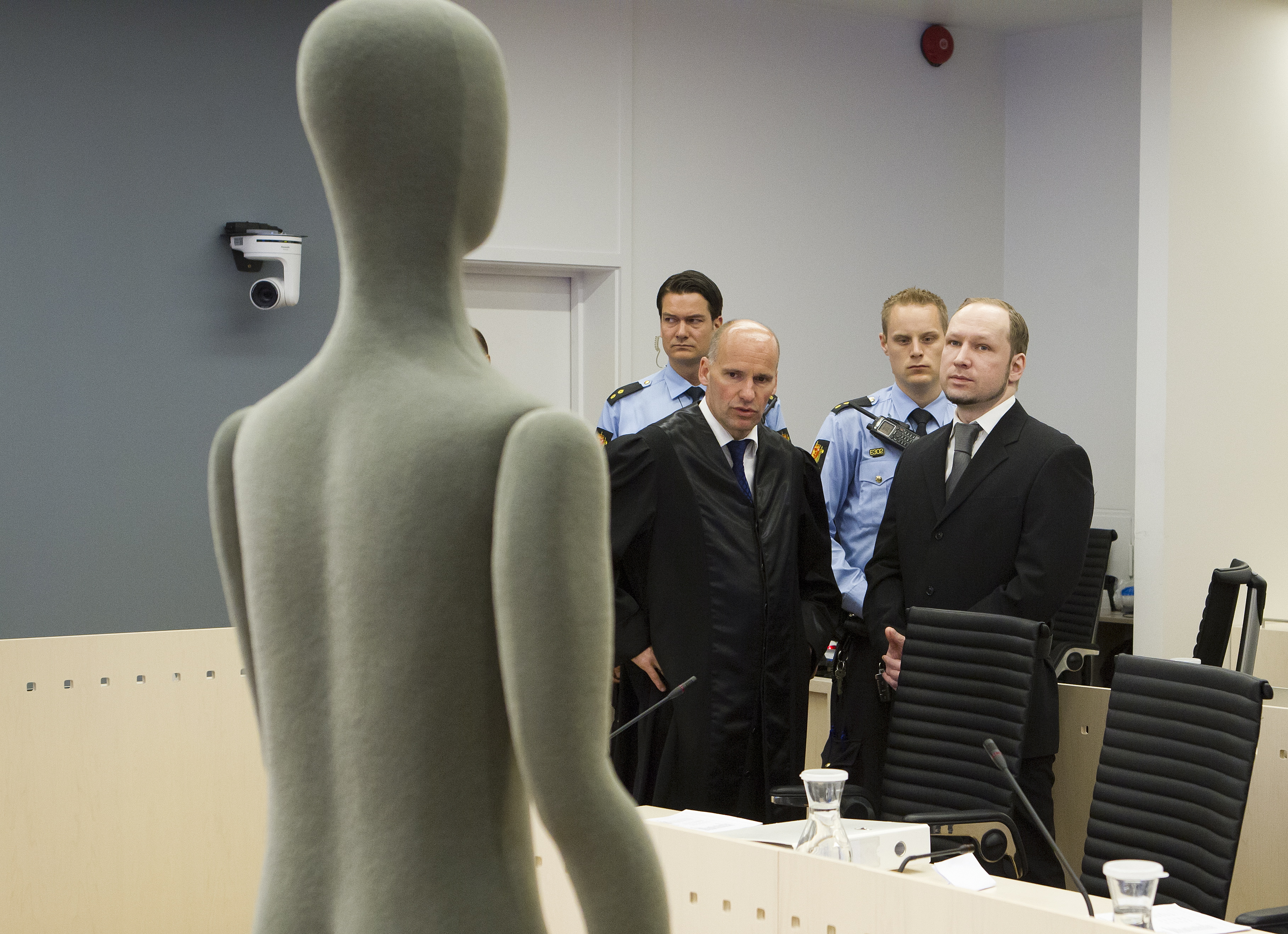 Breivik har hittills visat sig oberörd inför obduktionsrapporterna. 