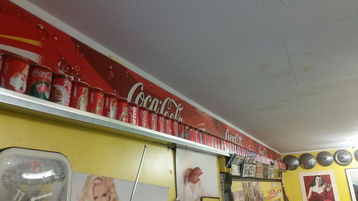 Niklas garage är fullt av Coca Cola-prylar.