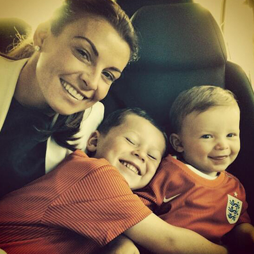 Coleen Rooney med sina söner på flyget på väg till VM. Coleen Rooney med sina söner på flyget på väg till VM.