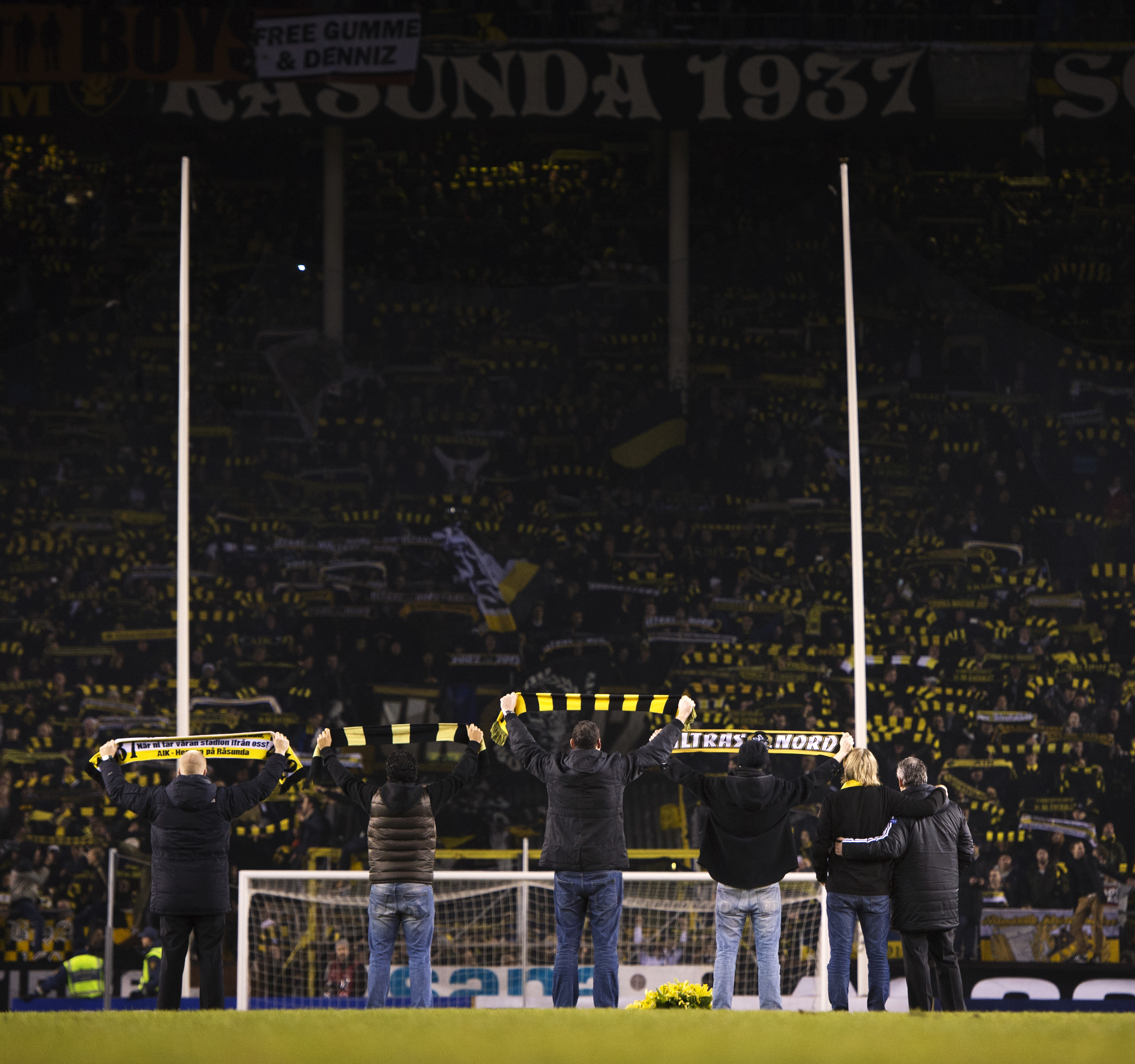 En sista tyst minut för Råsunda. En sista tyst minut för Råsunda.