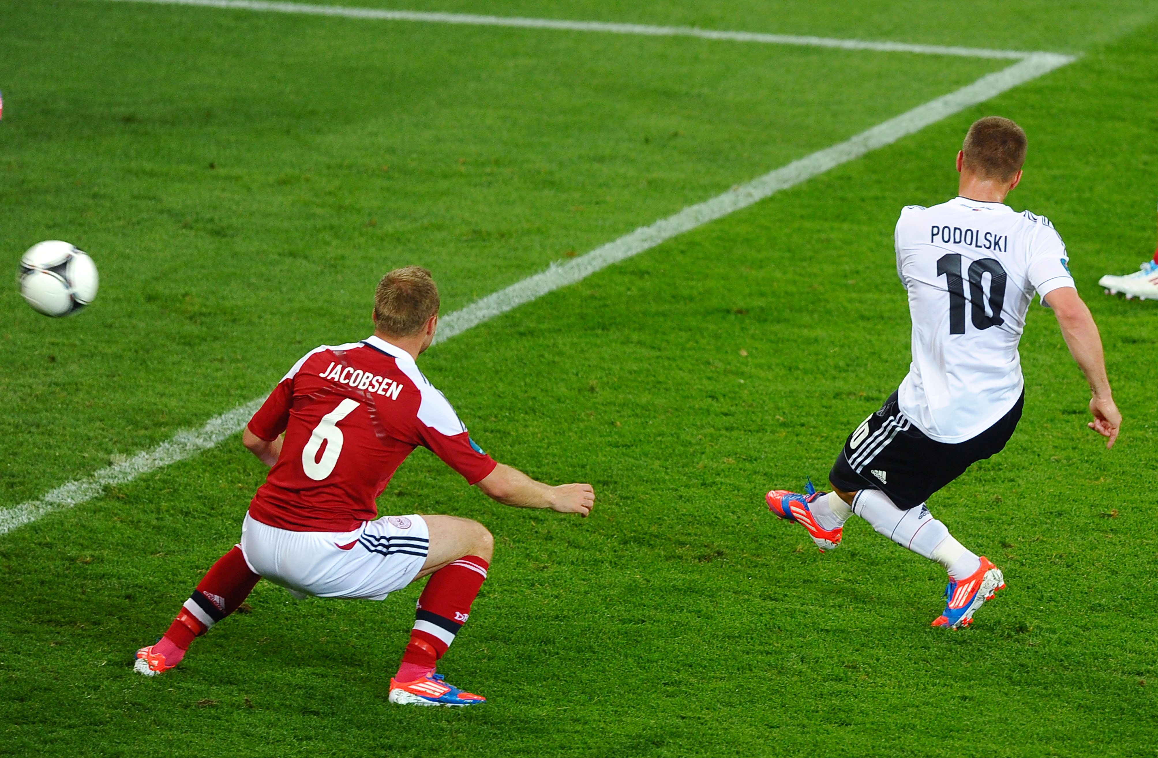 Podolski sätter 1–0 för Tyskland. 