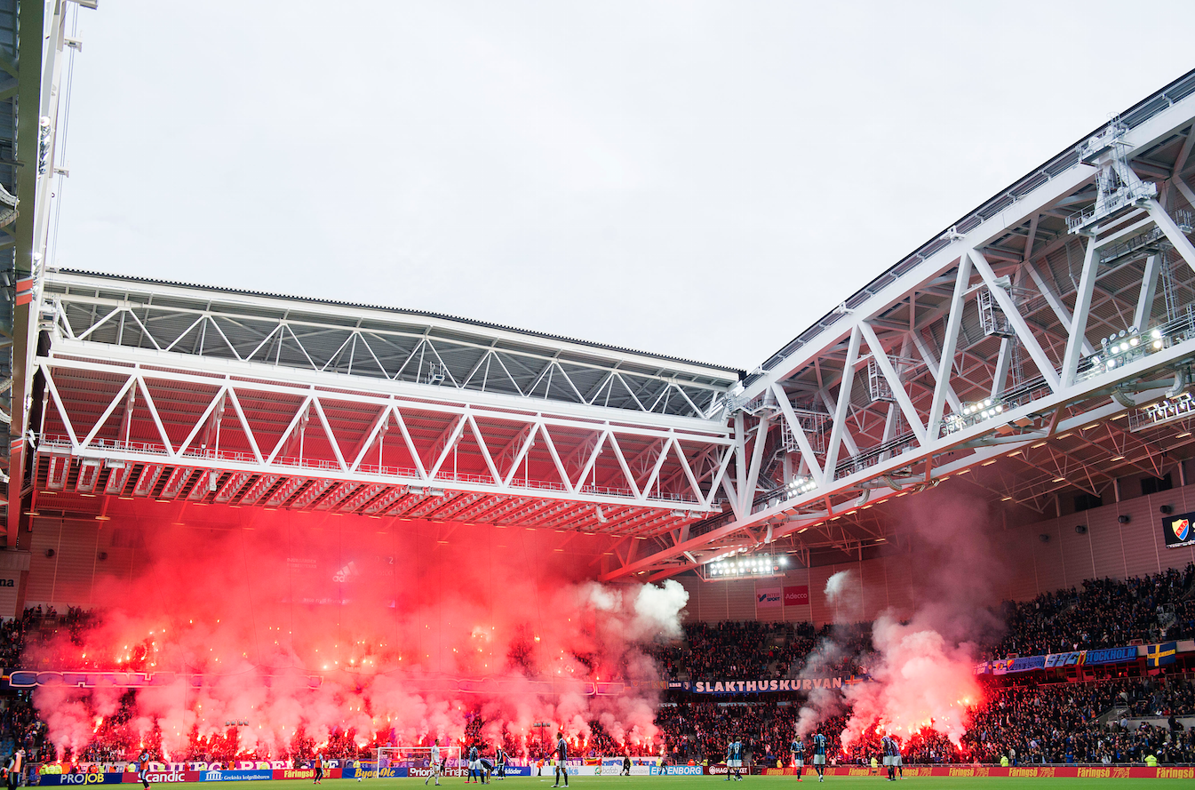 Bengaler på sittplats ser man inte varje dag. Här Djurgårdens supportrar. Bengaler på sittplats ser man inte varje dag. Här Djurgårdens supportrar.