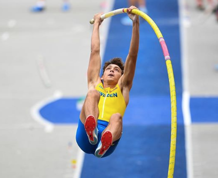 Armand Duplantis hoppar Armand Duplantis hoppar