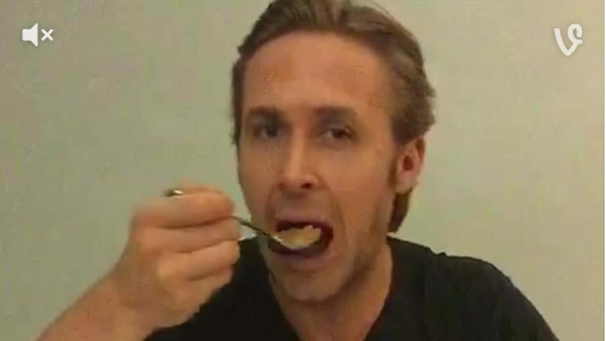 Ryan Gosling äter sina flingor som en hyllning till Ryan McHenry.