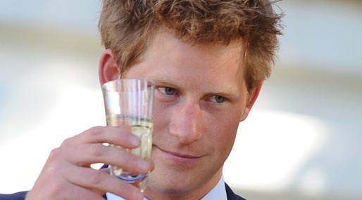 Prins Harry talade senare ut om skandalen och sa att han svikit både sig själv, sin familj och andra. Prins Harry talade senare ut om skandalen och sa att han svikit både sig själv, sin familj och andra.