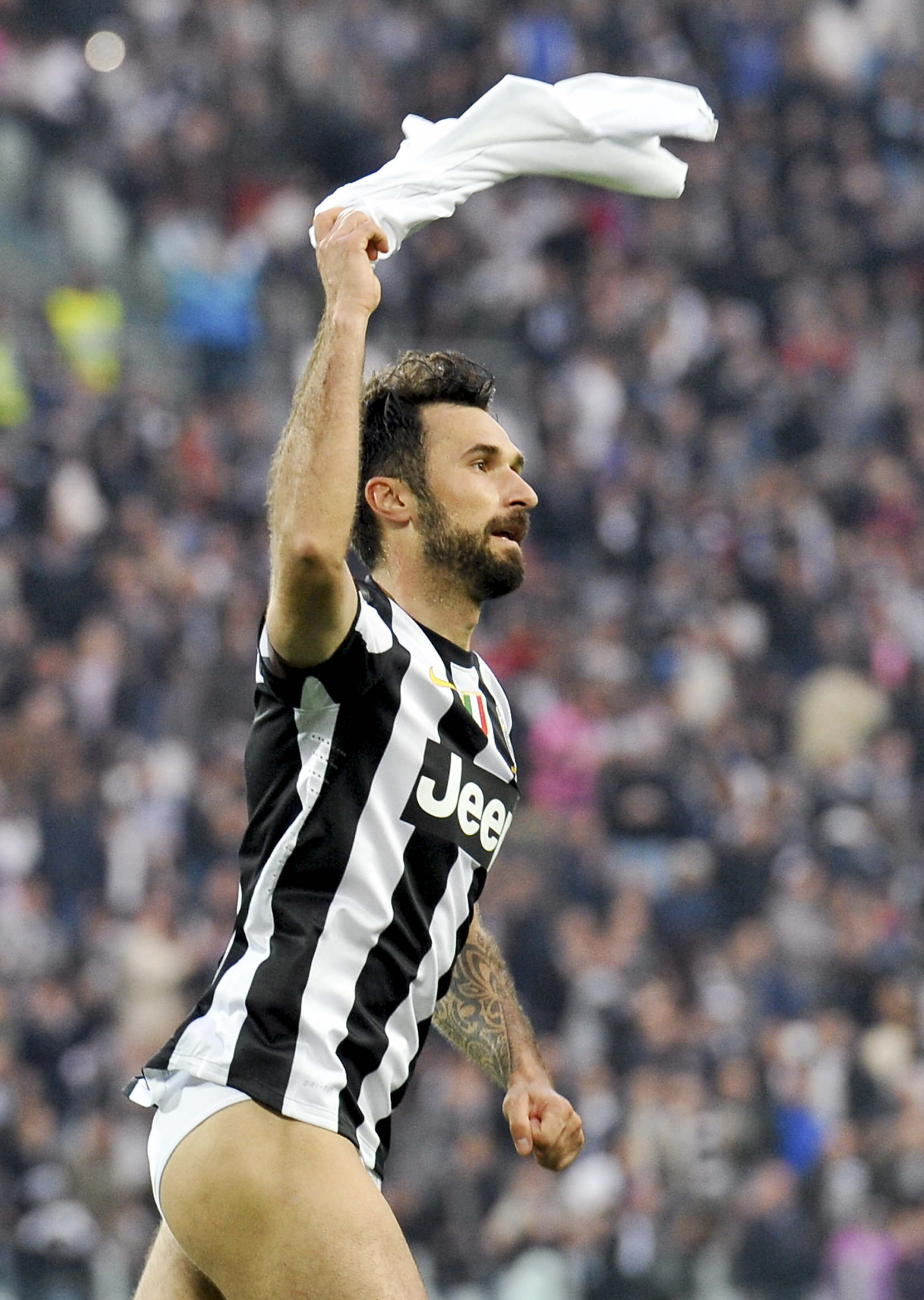 Mirko Vucinic kvitterade för sitt Juventus och firade med byxorna över huvudet.