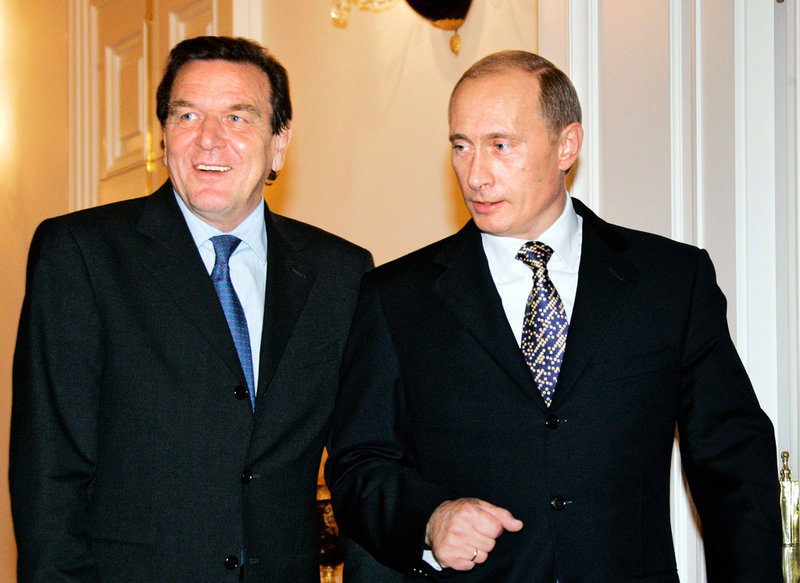 Tysklands tidigare förbundskansler Gerhard Schröder (till vänster) och Rysslands president Vladimir Putin vid ett möte 2005. I dag är Schröder styrelseordförande i ryska oljejätten Rosneft och personlig vän till Putin. Bilden är distribuerad av ryska presidentkansliet.