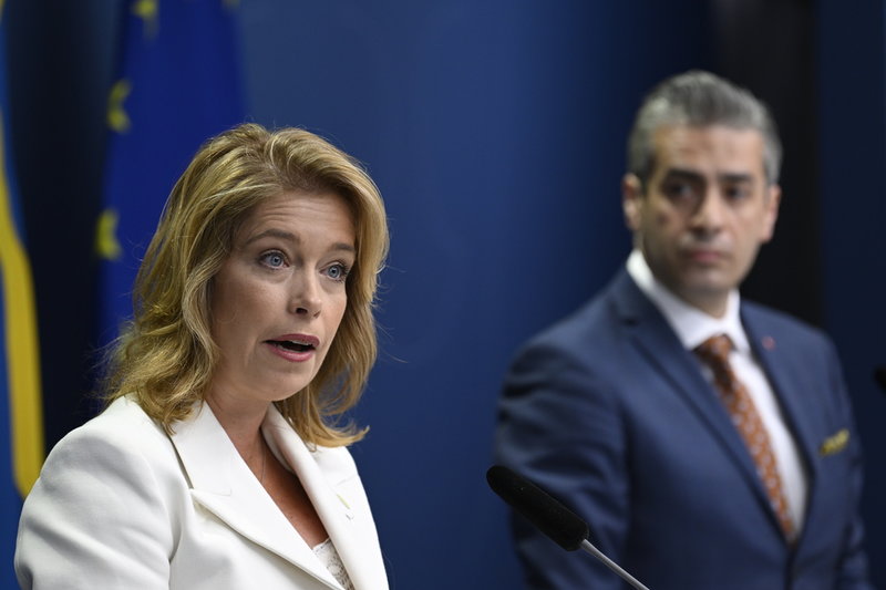 Klimat- och miljöminister Annika Strandhäll och energi- och digitaliseringsminister Khashayar Farmanbar vid dagens pressträff.