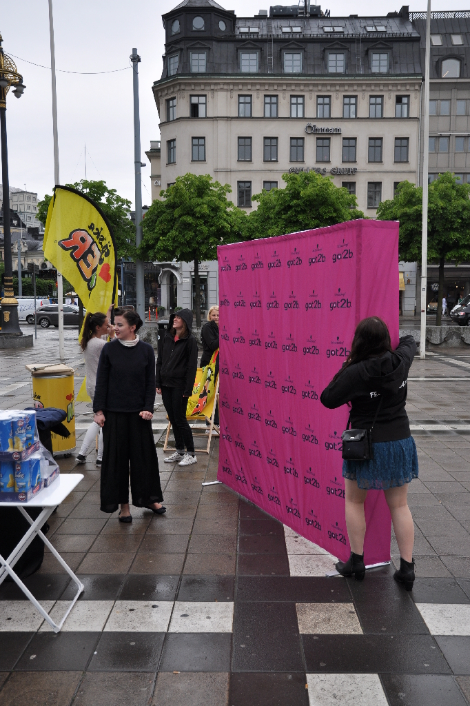 Dagen började dock på Norrmalmstorg med lite festivalhäng. Dagen började dock på Norrmalmstorg med lite festivalhäng.