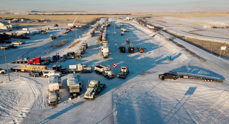 Lastbilskolonner har blockerat gränsövergången i Coutts i provinsen Alberta. Arkivibild.