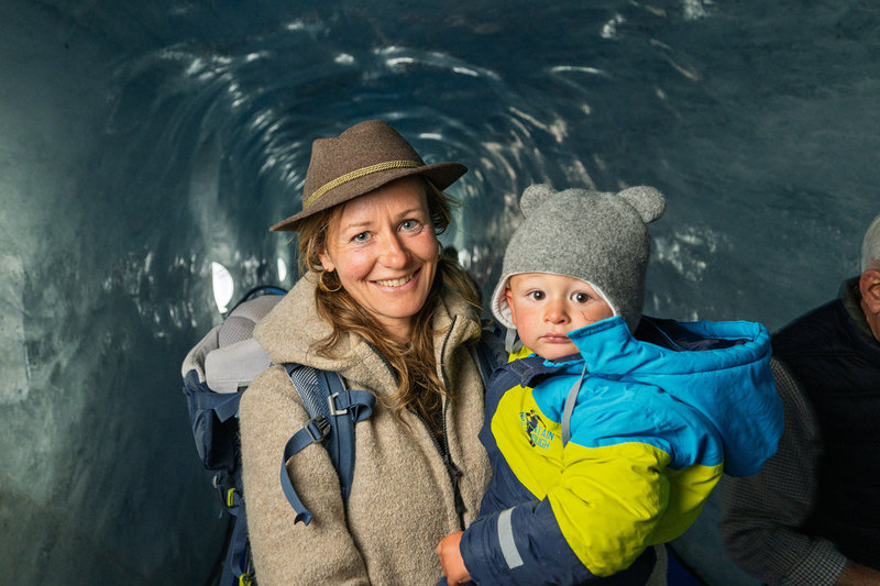 Deborah Mildner och Ben 1,5 år är en av de hundratusentals turister som besöker isgrottan i Mer de Glace, varje år. Det kan nog inte Ben göra som vuxen. "Jag tror att allt kommer att vara borta", säger Deborah Mildner.