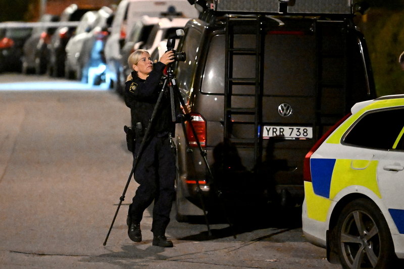 Ett stort polispådrag letar efter spår.