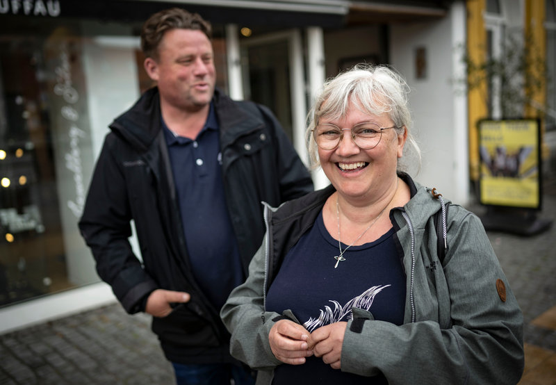Søren Harrig Pedersen röstade nej medan Nina Davidsen sade ja till att Danmark ska ta bort sitt förbehåll från att delta i EU:s försvarssamarbete.