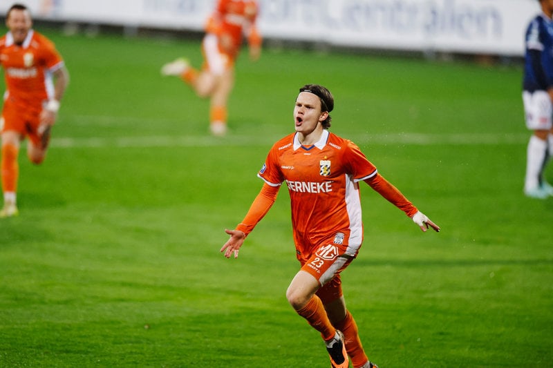 IFK Göteborgs Kolbeinn Thordarson firar sitt 2–0-mål borta mot Halmstad.