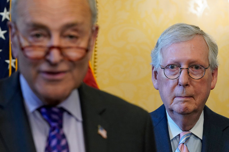 Senatens majoritetsledare, demokraten Chuck Schumer, till vänster, och oppositionsledaren, republikanen Mitch McConnell. Arkivbild från den 8 juni.
