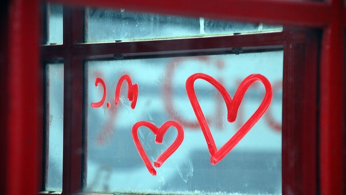 Fönster med röda hjärtan.