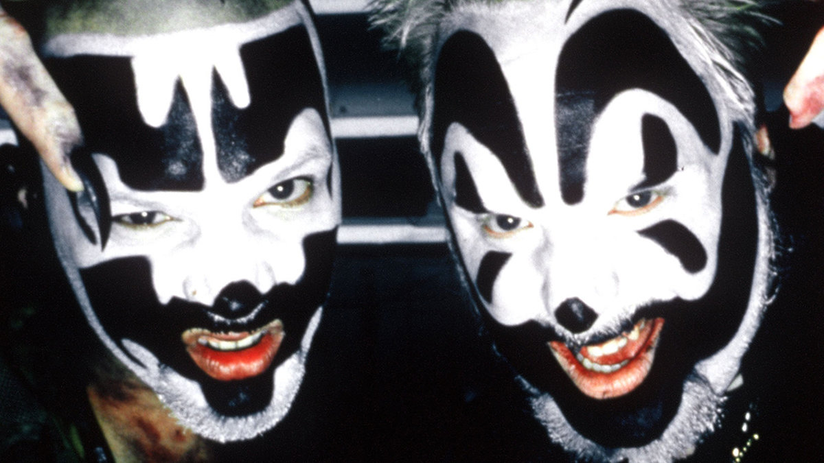 1. Insane Clown Posse
Sminkade i KISS-inspirerad makeup så tjänar de miljoner på att rimma fuck, psycho och fuck. En akt som gästat på deras festival? Vanilla Ice...