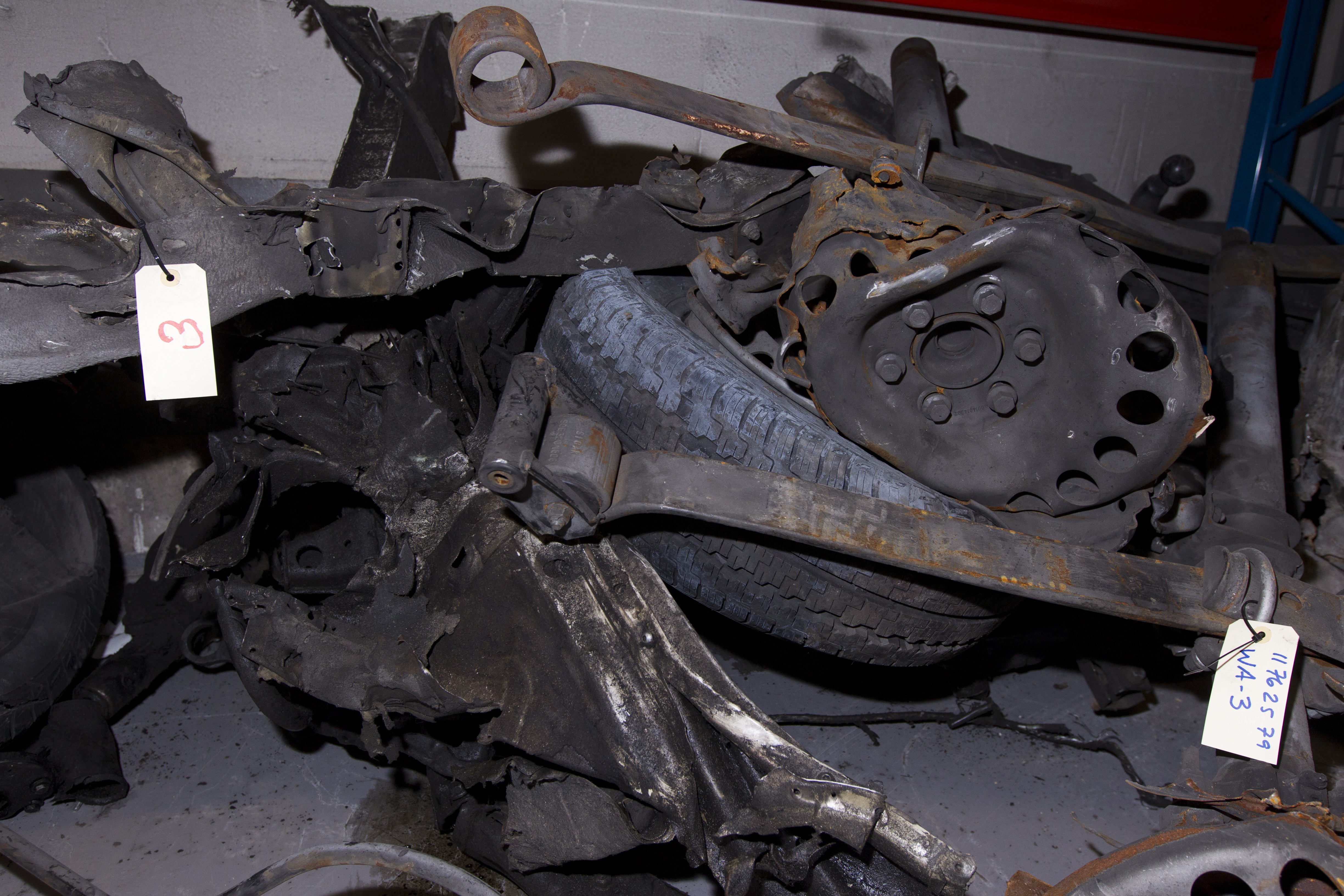 Bilen från vilken bomben smällde i polisens förvar tillsammans med... Bilen från vilken bomben smällde i polisens förvar tillsammans med...