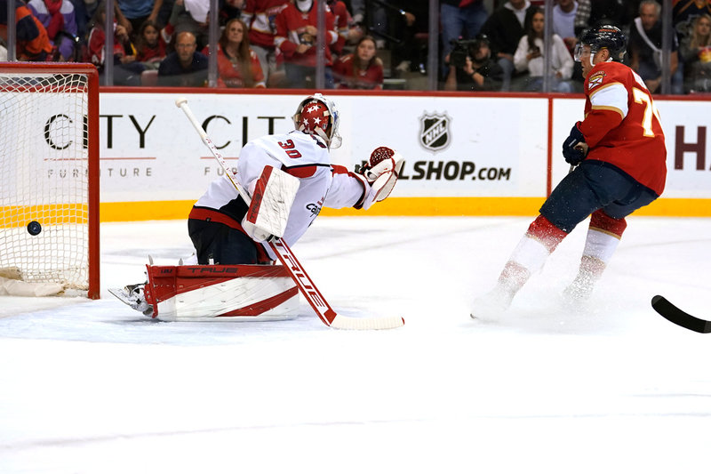 Floridas Patric Hörnqvist smäller in pucken bakom Washingtons målvakt Ilya Samsonov.