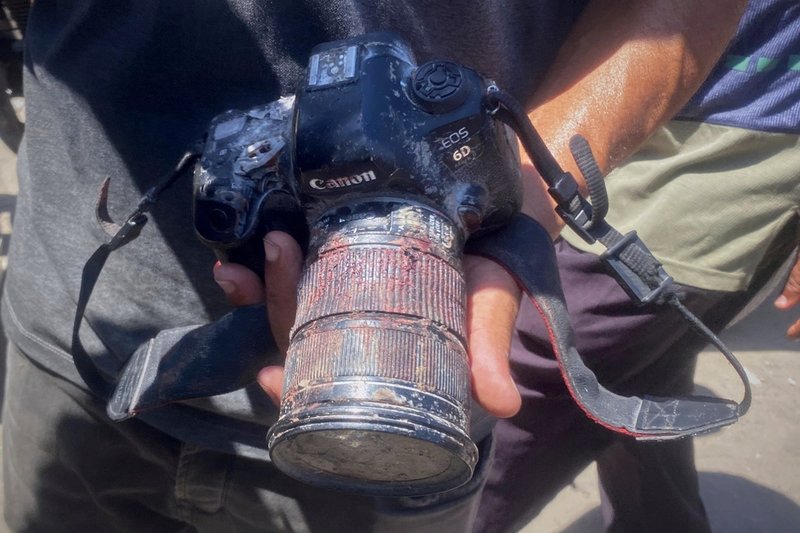 En blodstänkt kamera tillhörandes frilansjournalisten Mariam Abu Dagga som dog i Israels attack mot Nassersjukhuset i Gazastaden Khan Yunis.