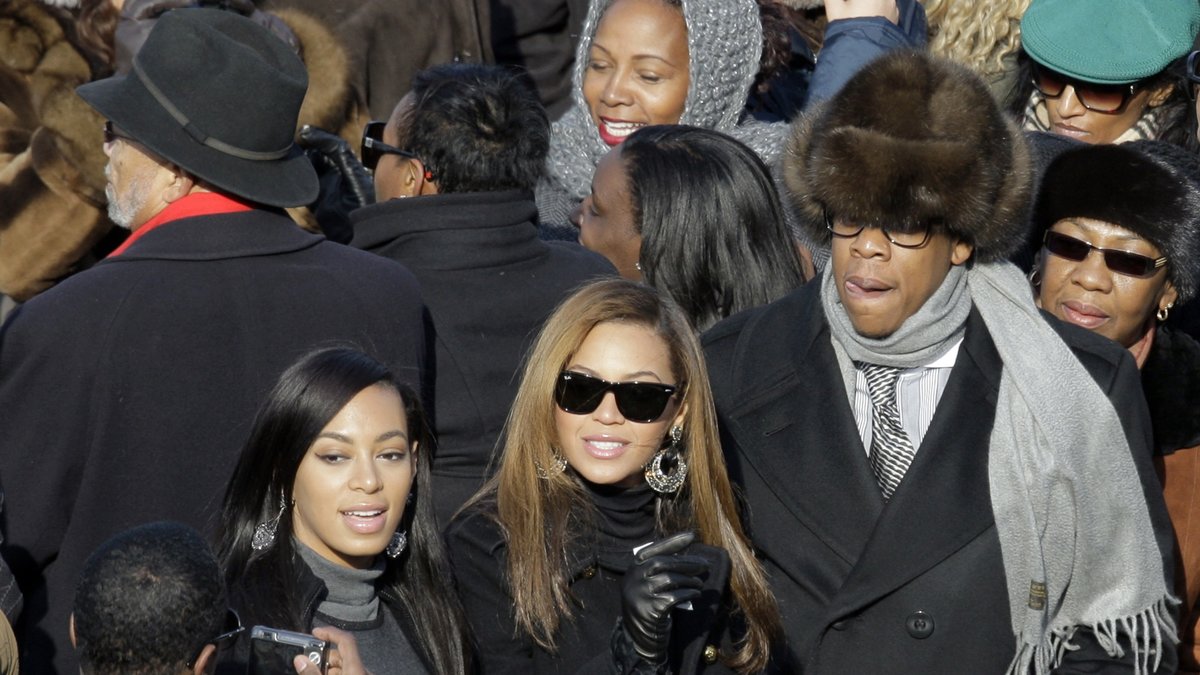 Beyoncé Knowles och hennes man Jay-Z spelar ofta för Obamas kampanj. Här fryser de i Washington när han svors in i januari 2009.