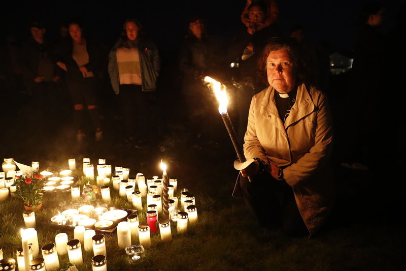 Kyrkoherde Eva Åsjö deltar vid ljusmanifestationen.