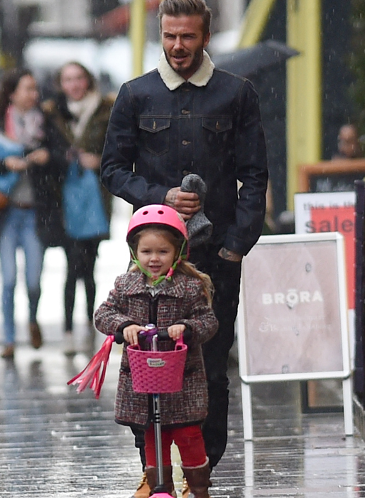 David Beckham och dottern Harper tar en tur i Notting Hill. David Beckham och dottern Harper tar en tur i Notting Hill.