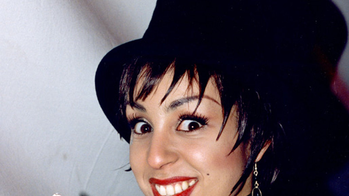 Leila K tar en cigg 1994. 