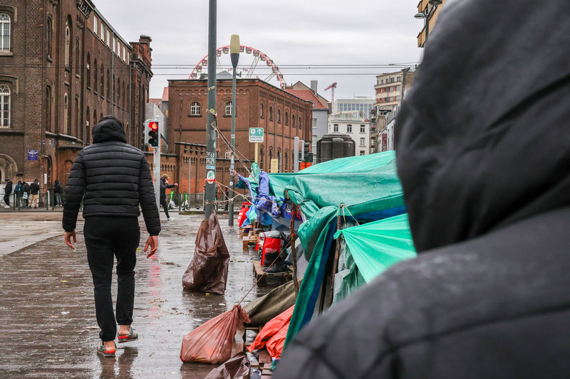 Brist på boenden i Belgien har fått många nyanlända migranter att tälta på gatan utanför mottagningscentret i centrala Bryssel. Arkivbild.