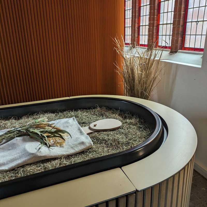 En kokong för återjordning hos det tyska företaget Meine Erde. Den avlidne läggs på en bädd av träflis, halm och alfalfa. Kokongen försluts sedan och luftflödet kontrolleras genom slangar medan sensorer mäter temperatur och syrehalt i kokongen.