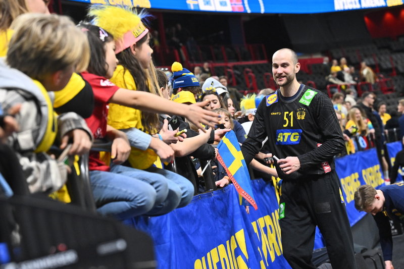 Fabian Norsten skriver autografer efter en landskamp i Avicii arena i våras. Arkivbild.