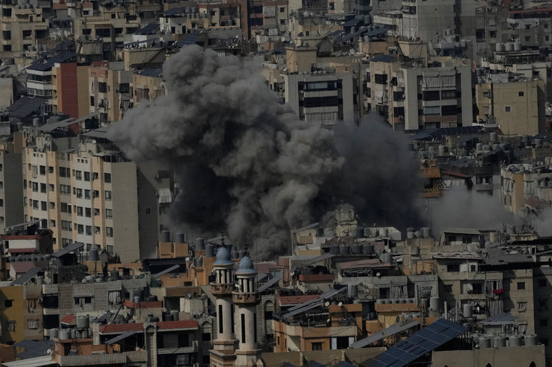 Rök stiger från Beirutförorten Dahiyeh, som är ett av Hizbollahs starkaste fästen, efter israeliska anfall på fredagen.