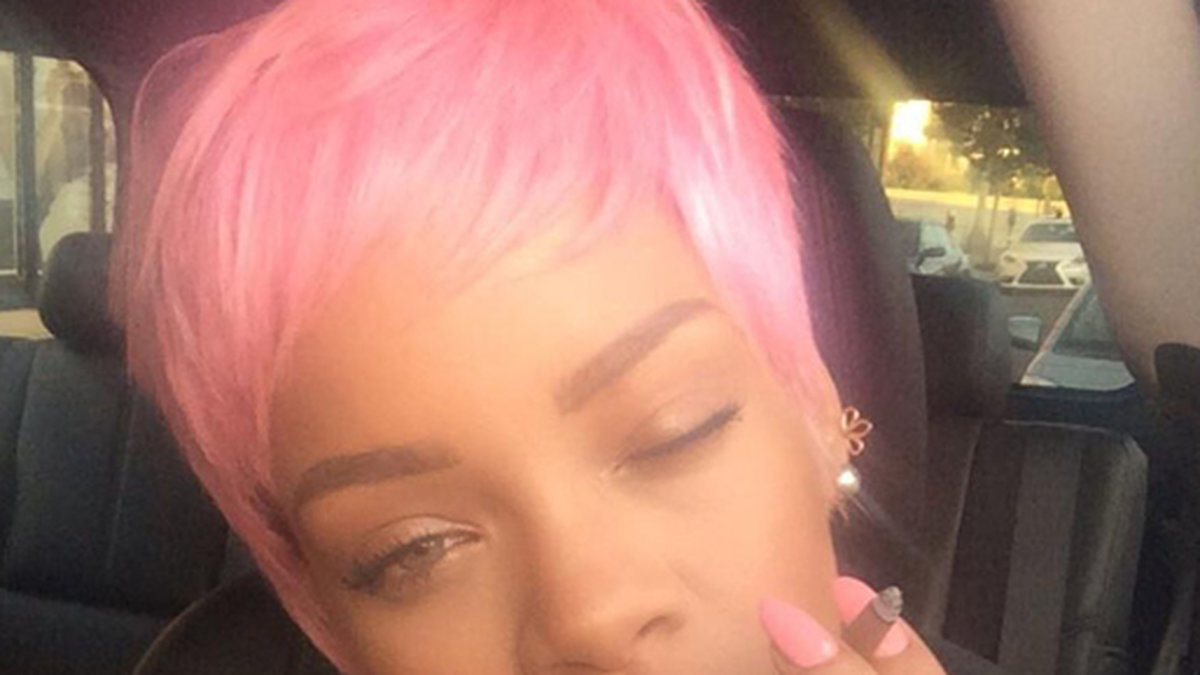 Rihanna är fortfarande portad från Instagram men livar upp Twitter med sitt rosa hår. 