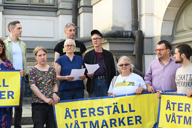 Aktivister från Återställ våtmarker utanför Högsta domstolen på tisdagen.