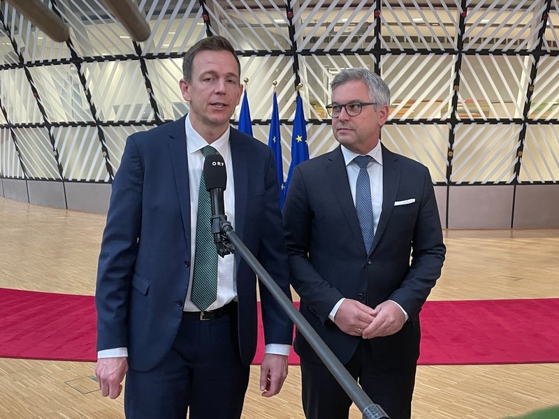 Danmarks migrationsminister Rasmus Stoklund och EU:s inrikeskommissionär Magnus Brunner håller pressträff i Bryssel.
