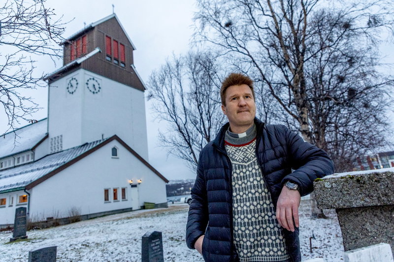 'Vi ber för fred och är tydligt emot kriget. Samtidigt försöker vi vara medvetna om att inte skapa en fiendebild av vanliga ryssar i skolor eller på gatan', säger prästen Øystein Solberg Mathisen.
