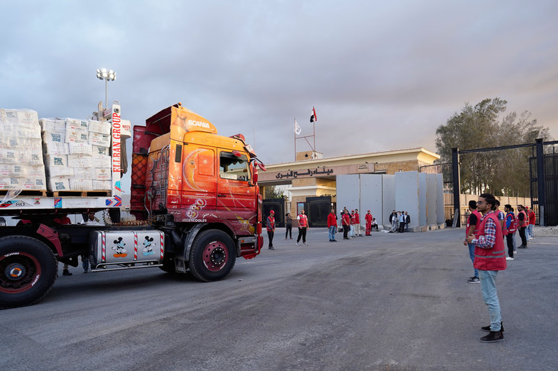 Lastbilar med nödhjälp väntar på att köra in i Gaza från Egypten vid gränsövergången i Rafah på söndagen. Nu uppges Israel stänga övergången.