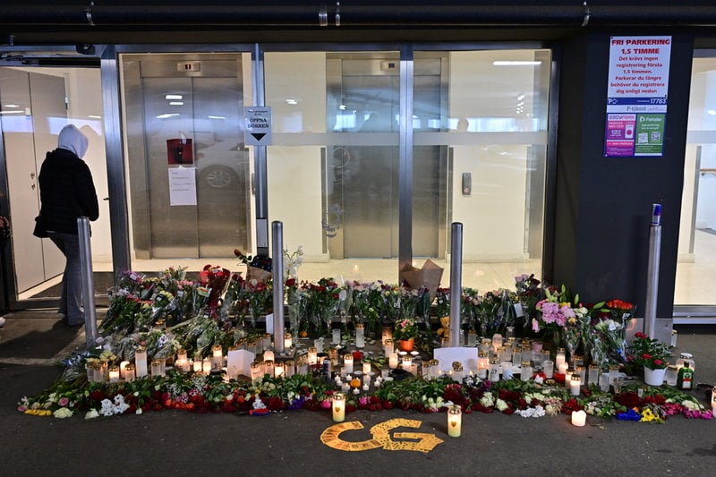 Blommor, och ljus vid minnesplatsen som växte fram på platsen där C Gambino sköts till döds i fjol. Arkivbild.