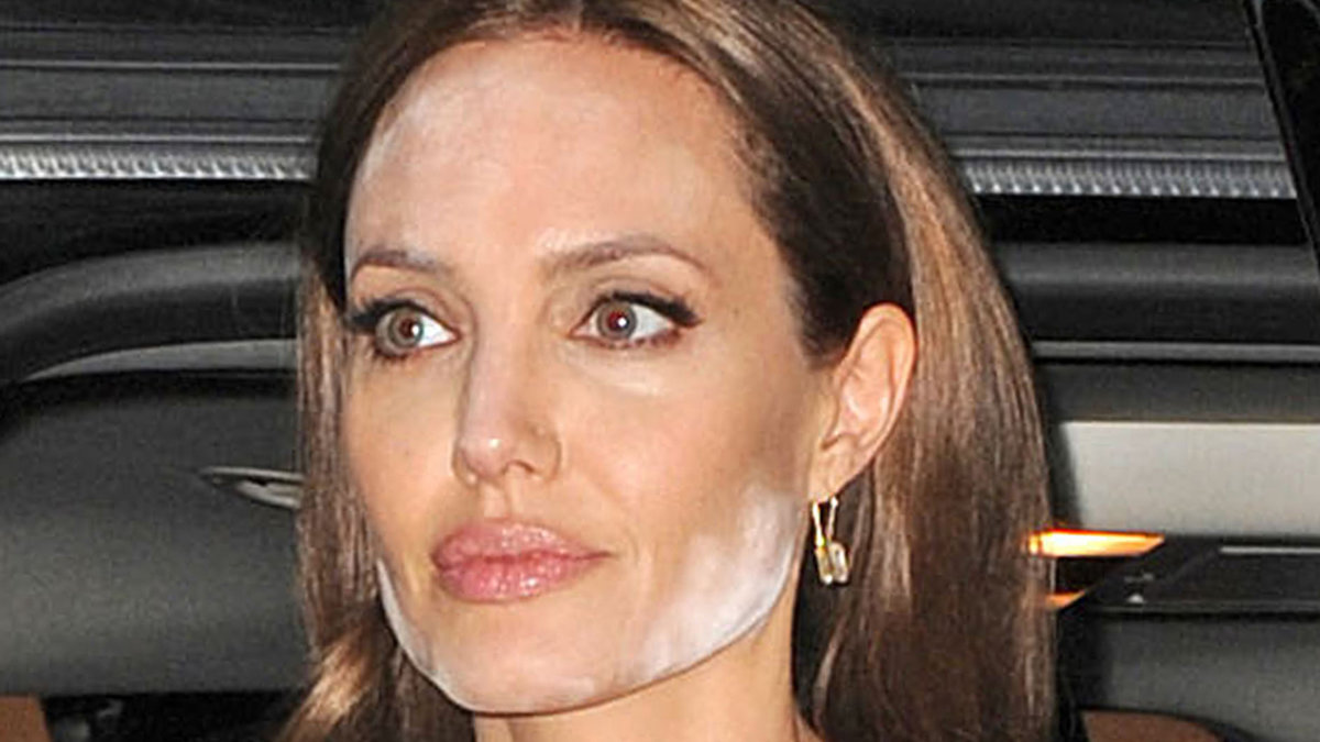 Vi antar att Angelinas makeupartist har fått sparken idag. 