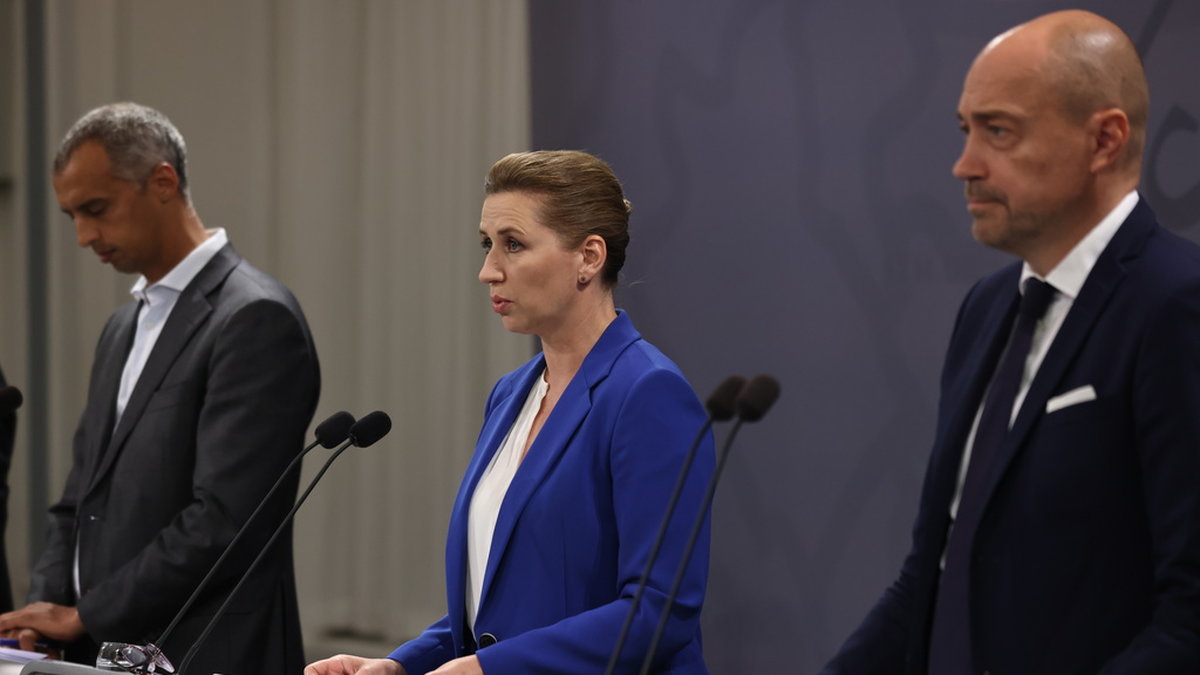 Danmarks statsminister Mette Frederiksen (i mitten) kommenterar den omfattande kritik som hennes regering har fått för hanteringen av minkskandalen. Till vänster i bild står justitieminister Mattias Tesfaye och till höger står hälsominister Magnus Heunicke.